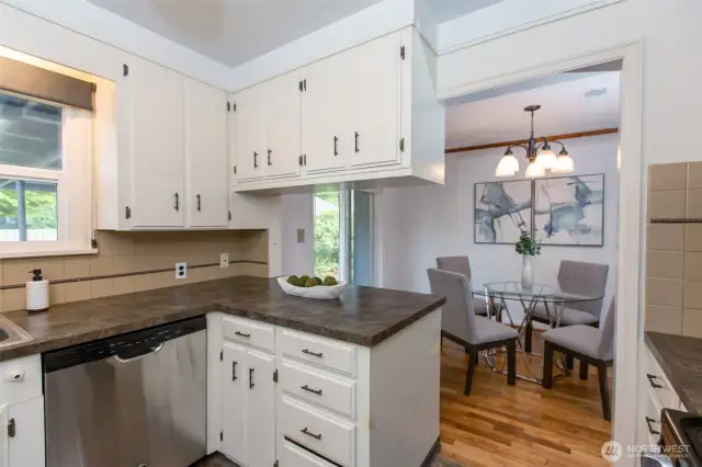 Such a handy setup for sharing your culinary creations with friends!