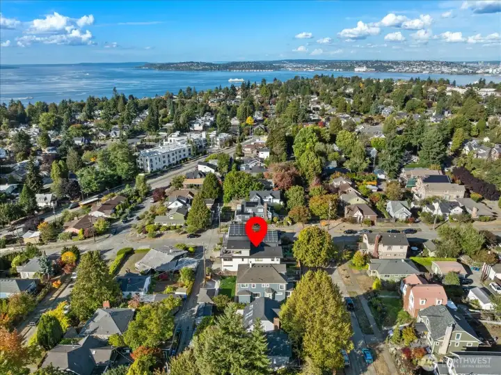 Parks, restaurants & coffee shops nearby