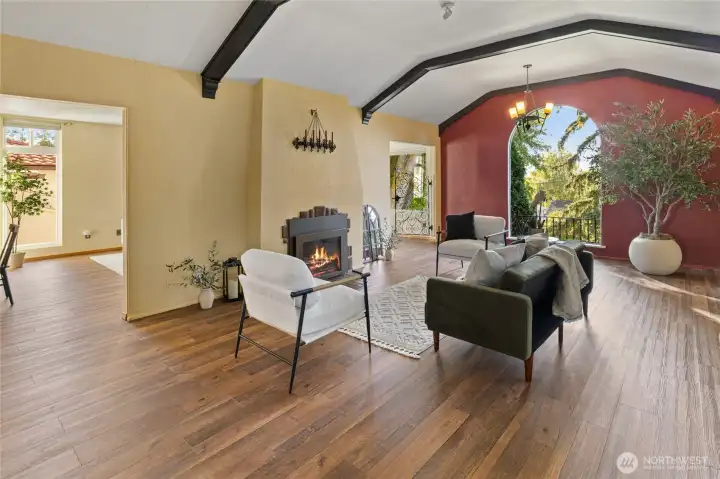 Living room w/gas fireplace
