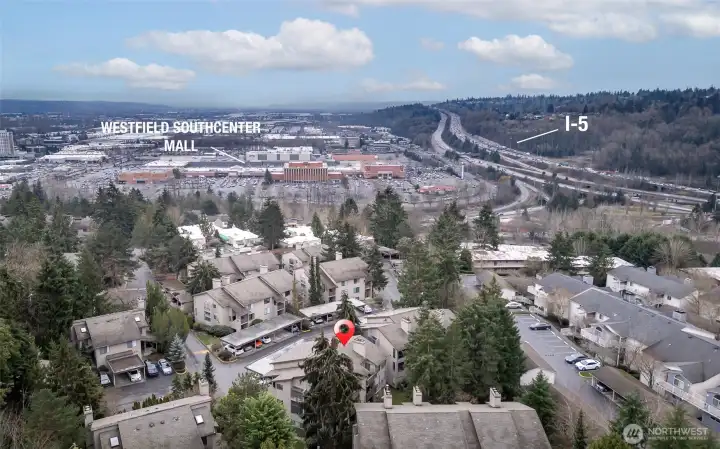 You've found the perfect condo that is nestled in the trees, but also just minutes to excellent shopping, restaurants, 3 major freeways and the city of Seattle!