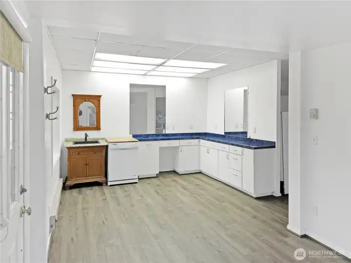 From salon chic to your dream business spot—imagine the possibilities right here on Pacific Way