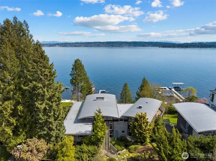 A+ location near renowned Laurelhurst Beach Club, just a few minutes to U-Village and world class shopping and wonderful commute to eclectic Seattle and Bellevue shops and restaurants.