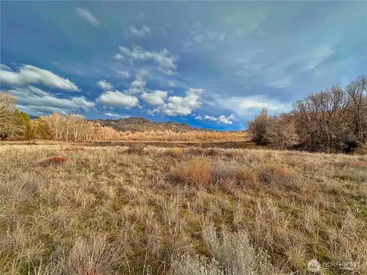 East views provide beautiful sunrises and mountain backdrop.