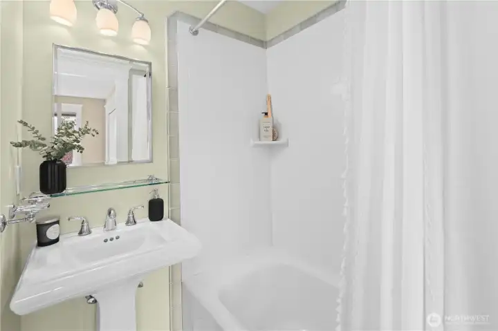 Bedroom 5 full ensuite bathroom.