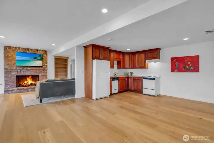 Second kitchen with space ffor dinette table, pool table.