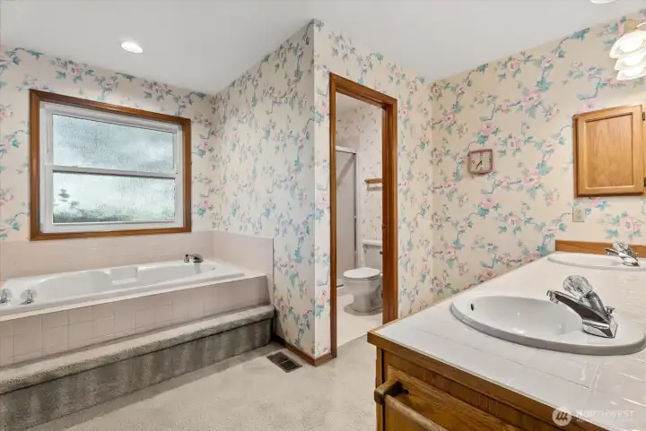 primary bath with soaking tub