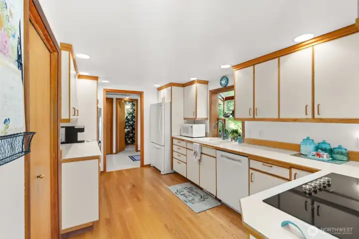 Kitchen facing towards the entry way and half bathroom. Back is to the breakfast nook. Kitchen facing towards the entry way and half bathroom. Back is to the breakfast nook.