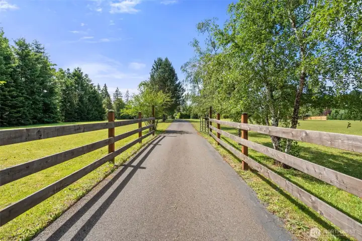 Paved driveway entering from Middle Fork Road. Paved driveway entering from Middle Fork Road.