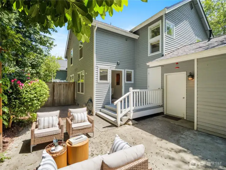 From leisurely weekend mornings to evenings spent under the stars, this private outdoor living space offers a seamless blend of comfort, nature, and everyday enjoyment.