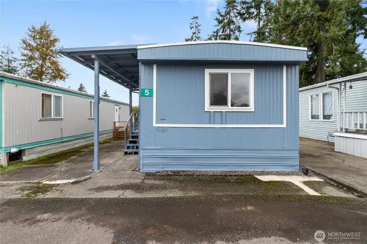 This 2 bedroom 1 bath room is waiting for you!