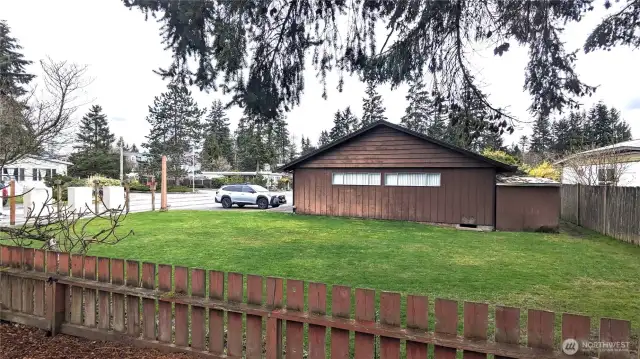 Community Clubhouse is around the corner from the home.  It has room for a good size gathering (you can reserve ahead of the event), kitchen, and washer & dryer if needed.