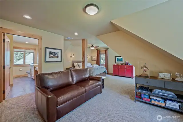 Spacious guest en-suite with office area
