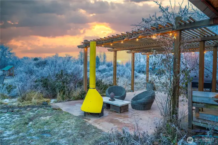 Large patio w/pergola