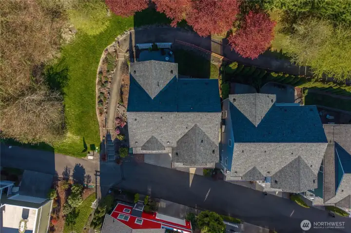 Convenient end unit with walking trail through the neighborhood