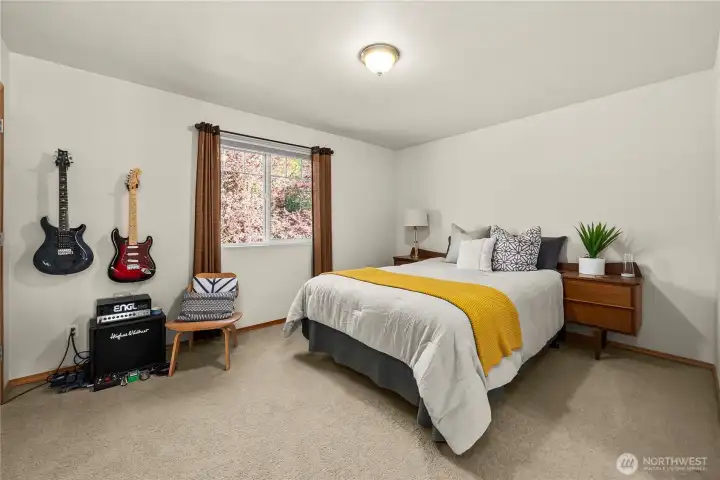 Spacious 2nd bedroom
