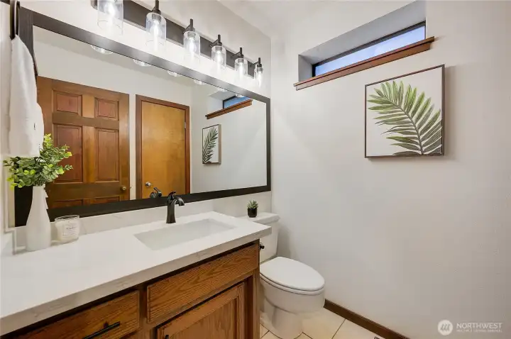 Hall 1/2 bath on kitchen level