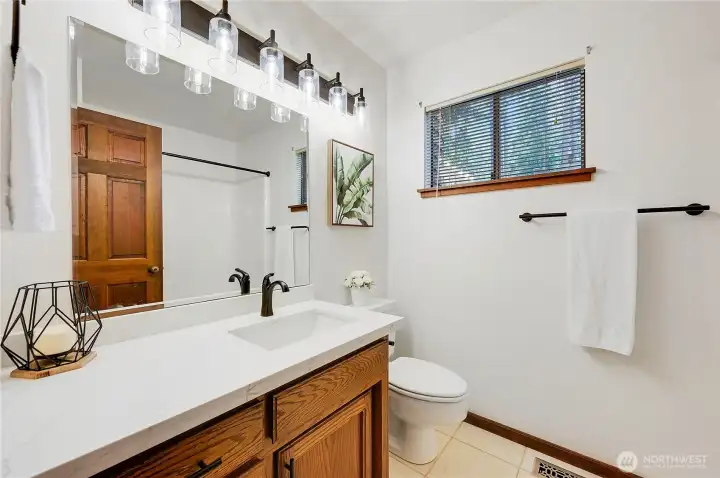 Bedroom level hall bathroom with tub/shower