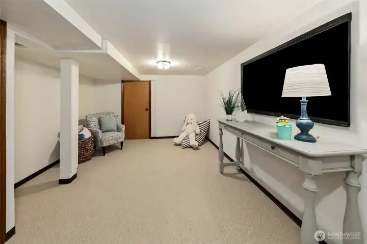 Large bonus room.