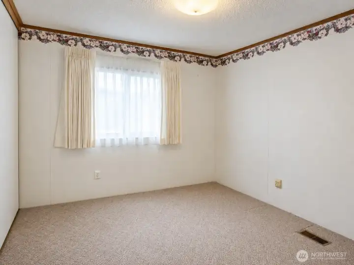 Guest bedroom.