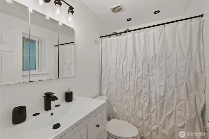 Primary ensuite nicely updated. Primary ensuite nicely updated.