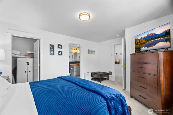 Walk in closet and direct access to the bathroom from the bedroom Walk in closet and direct access to the bathroom from the bedroom