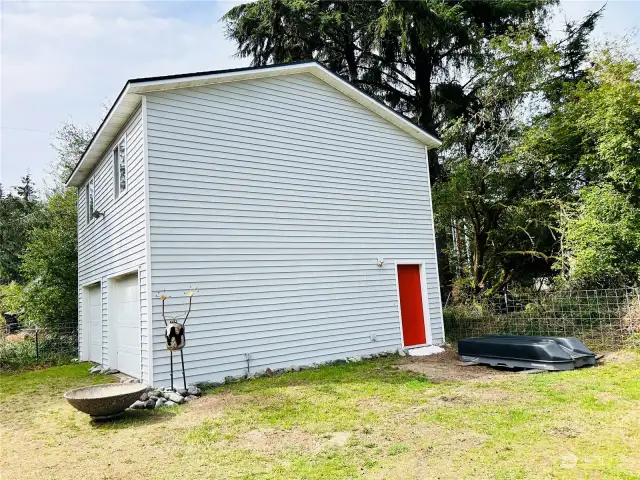 24 X 24 shop/garage with huge lott.Heated flooring in concrete