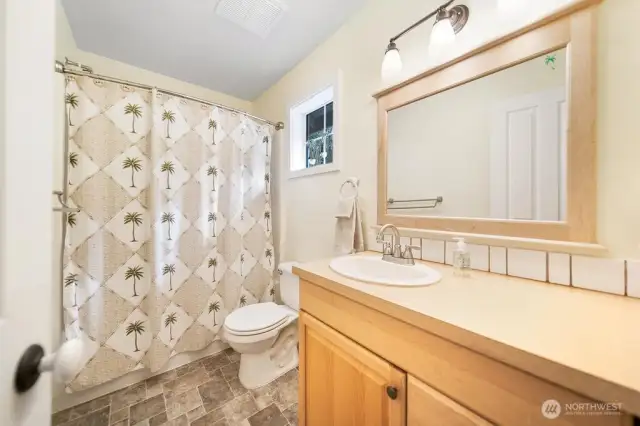 upper level full bath