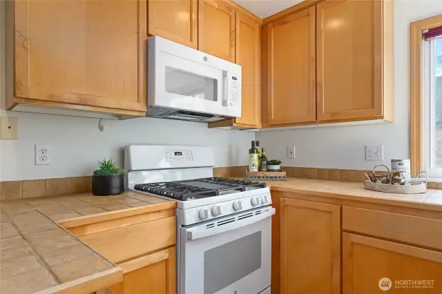 New gas stove and microwave, never used!