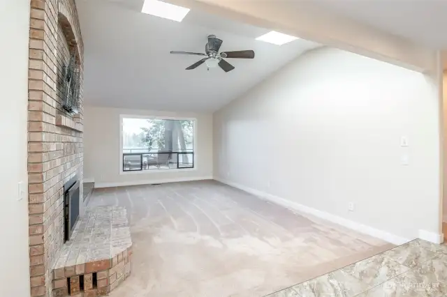Spacious family room w/vaulted ceilings & views of the lake
