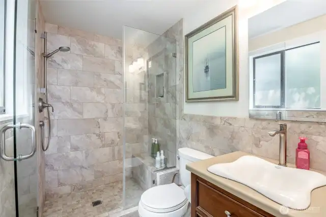 Updated 3/4 primary bath with mud pan shower