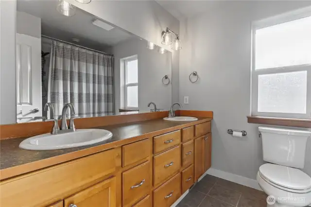 2nd upstairs bath