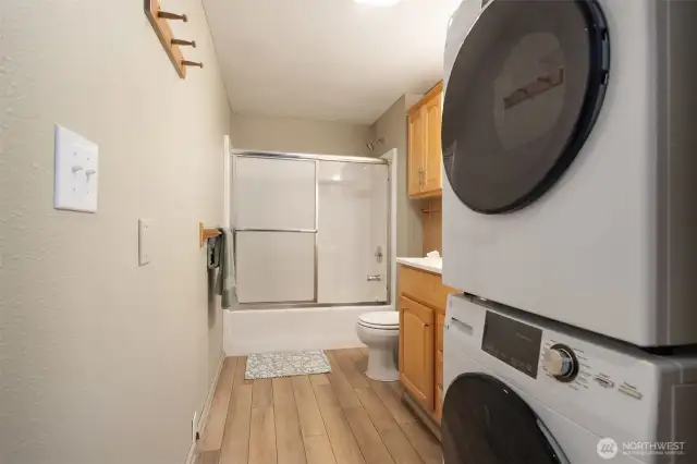 full bath and in unit washer/dryer
