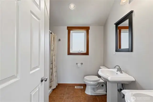 Primary suite en-suite bathroom