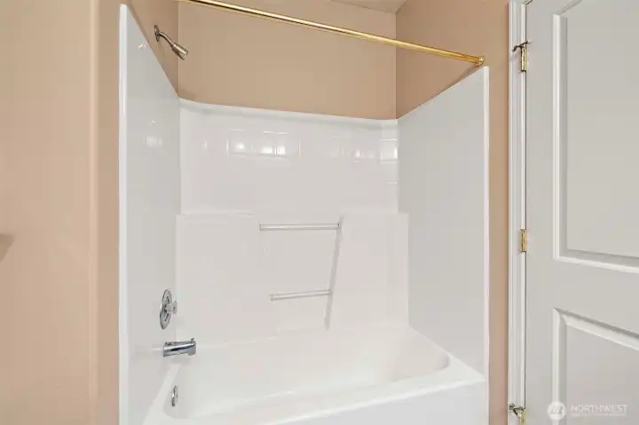 Full bathroom in hallway