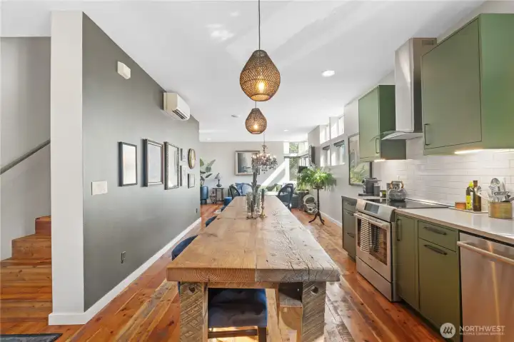 Enter near the AMAZING modern kitchen!