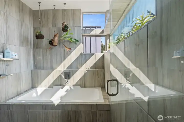 Lovely, light filled bath!