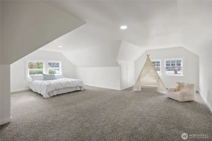 Very large upstairs bedroom / bonus room