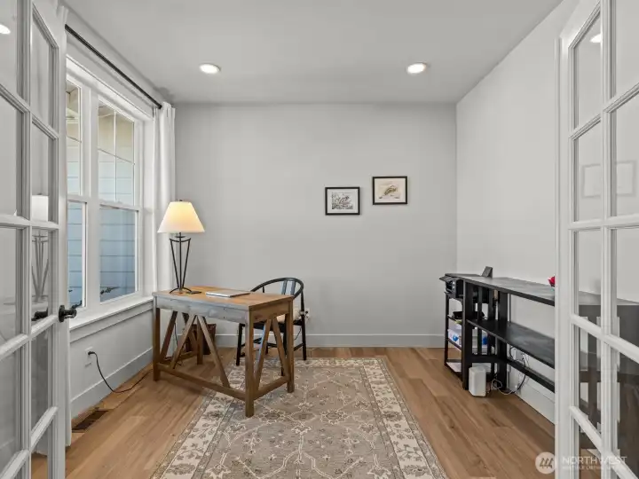 Immediately to your left when you walk in is the private home office overlooking the front garden and jaw-dropping mountain views. Immediately to your left when you walk in is the private home office overlooking the front garden and jaw-dropping mountain views.