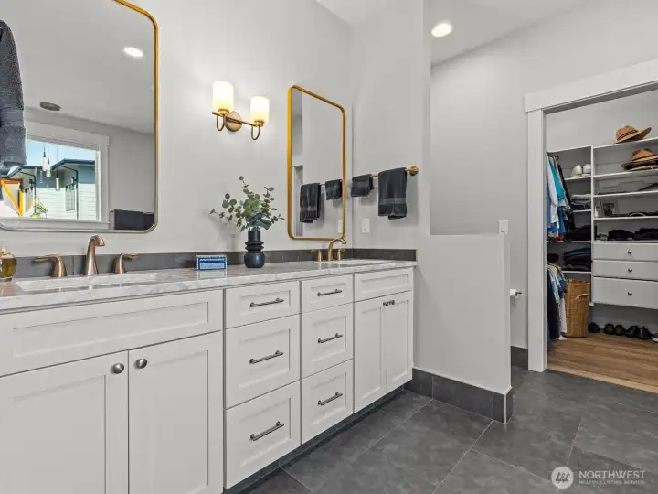 Getting ready in this bathroom will put some pep in your step every morning. Getting ready in this bathroom will put some pep in your step every morning.
