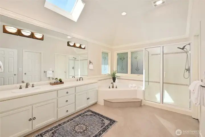 Primary 5-piece bath.