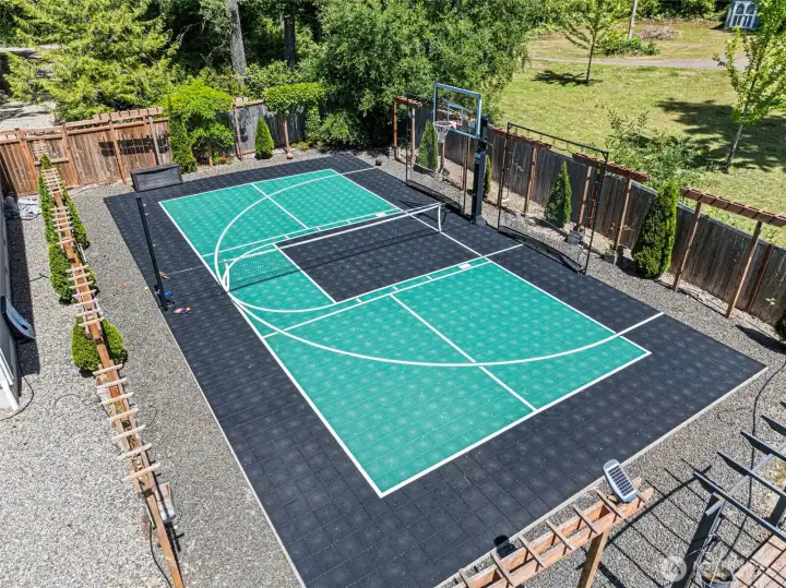 Sport court - pickleball, basketball, lots of fun to be had!