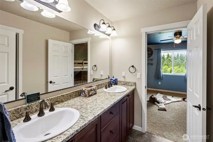 Pass through 5 piece bath on upper level. J&J style.