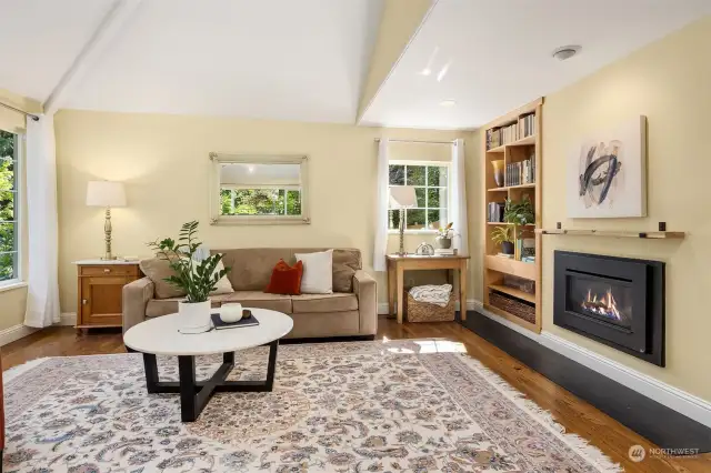 Living Room w Gas Fireplace & Built-in Cabinets