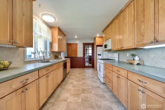 Nice large kitchen w/plenty of cupboard space.