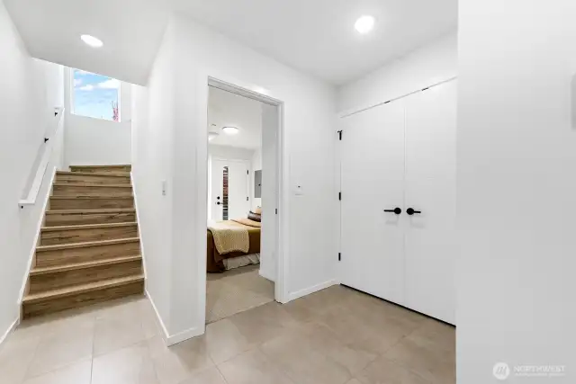 A Grand entry welcomes you! Model home, colors and finishes may vary.