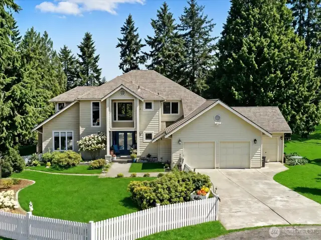 This comfortable and easy living golf course home is situated on a quiet culdesac. Enjoy the views of large golf course pond and golf course which requires no maintenance as a homeowner.