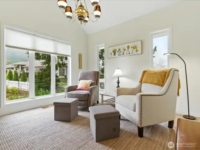 A quite and peaceful room to relax and enjoy the wide assortnment of birds and wildlife of the PNW.