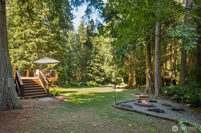 Rare to find in Mirrormont! A larger open flat backyard! Area set up for games, sand box for the kids or grandkids, firepit area as well. A perfect blend of sunshine and trees!