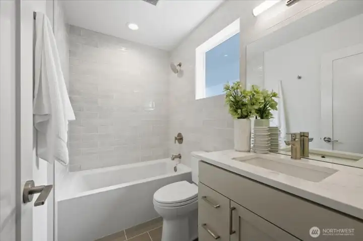 Guest bath with tub and shower combo