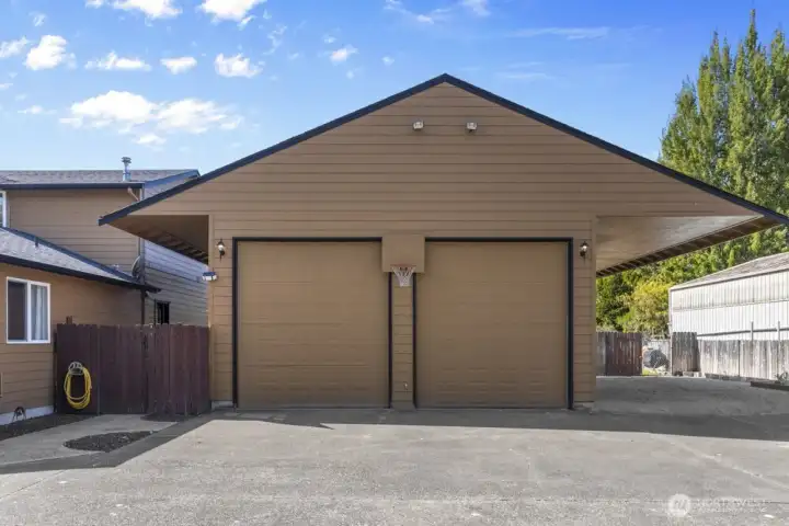 The huge detached shop is more than just storage—it’s a place for projects, cars, and everything in between.
